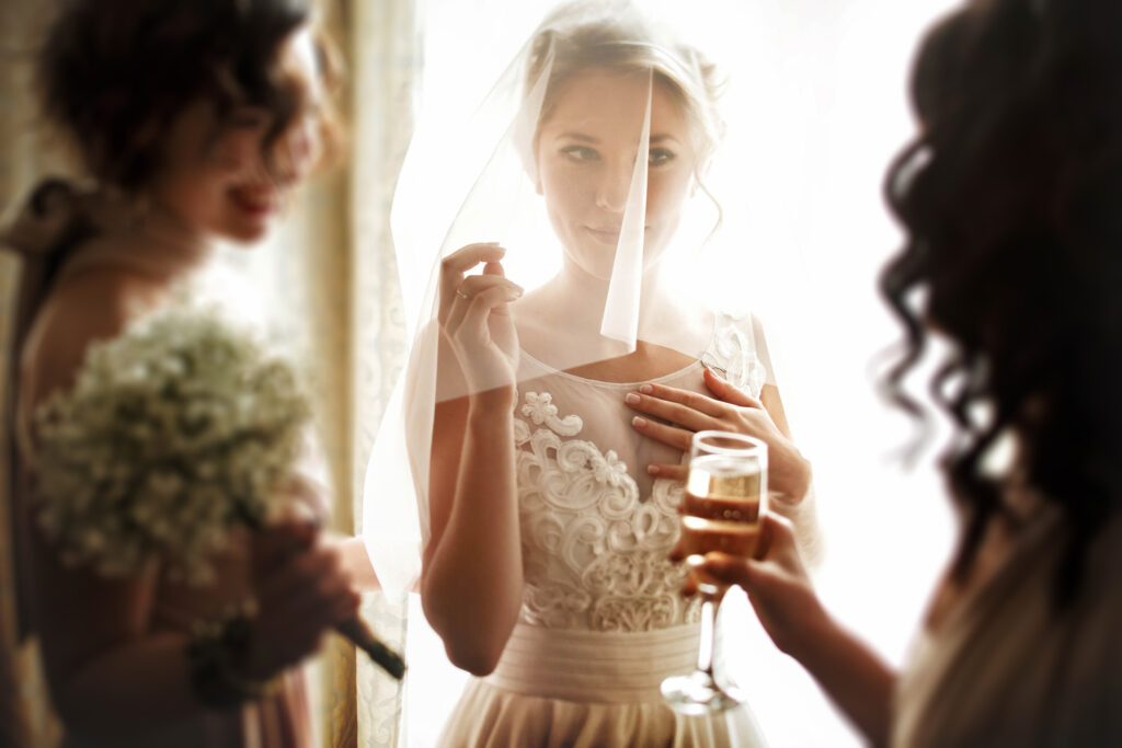 Braut im Brautzimmer vor ihrer Hochzeit in Melk